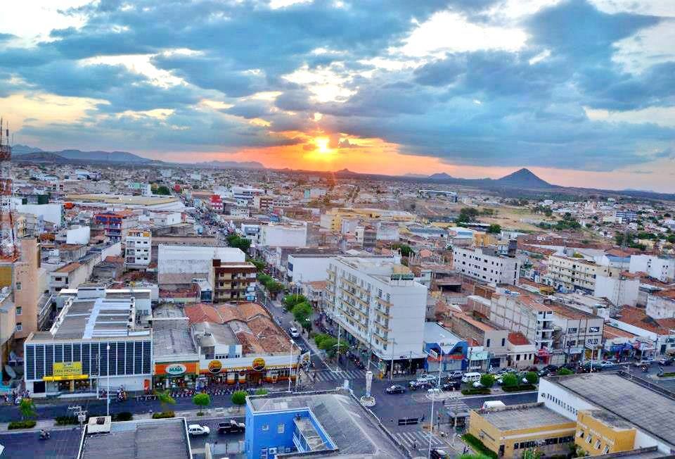 Vista aérea do centro de Patos, Paraíba, ao pôr do sol